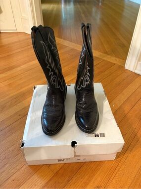 Black Western Cowboy Boots with Decorative White Stitching